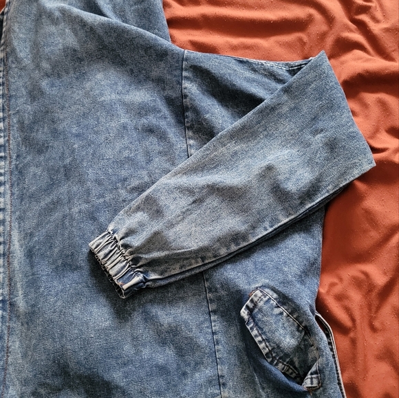 Hooded jean jacket size medium - Picture 7 of 8